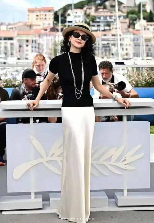 章子怡戛纳第5套造型太美了!黑衣白裙俏皮优雅,杨幂穿了个啥?