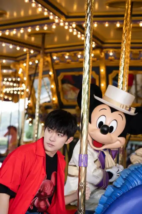 易烊千玺壁纸光影之下的俊朗少年眼神坚定故事感十足