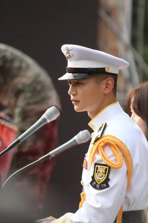 崔珉豪「当兵照片」掀热议, 军装超帅气.