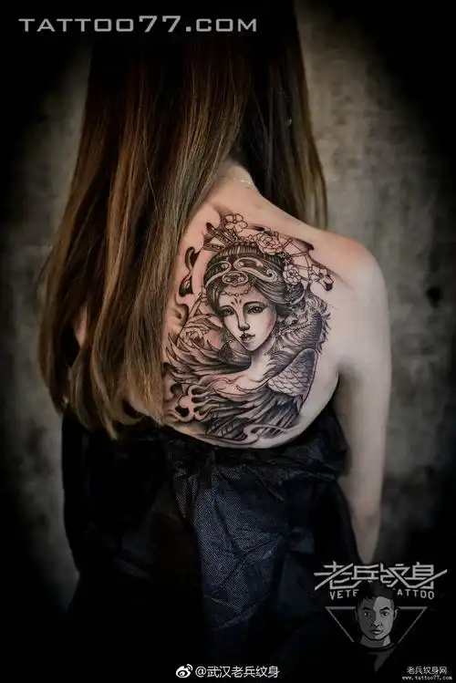后背黑灰艺妓纹身图案