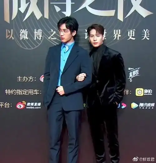 王嘉尔挽着井柏然走红毯