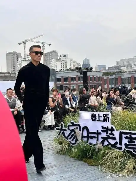 52岁瞿颖和53岁胡兵合体走秀皮肤松弛满脸皱纹居然还有白发