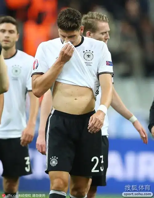 高清图:欧洲杯众球星秀腹肌 球迷赛场大饱眼福