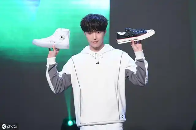 张艺兴现身匡威品牌活动 一身白色搭配挺帅气 但真不建议这么搭