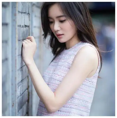 江铠同的衣服缺一角照样穿搭配短裙优雅迷人有颜值任性