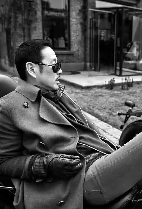 杜宪依旧美丽,头发乌黑,背挺直,反观丈夫陈道明却老态龙钟!