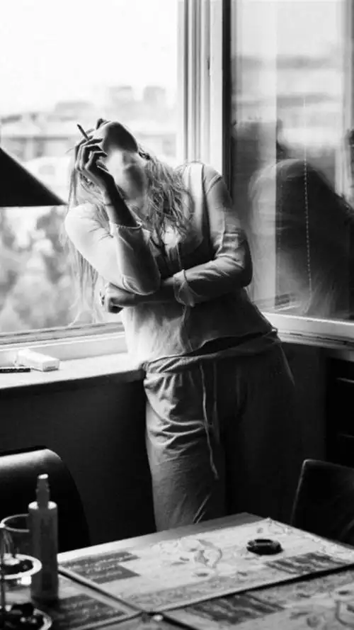 黑白欧美颓废香烟美女