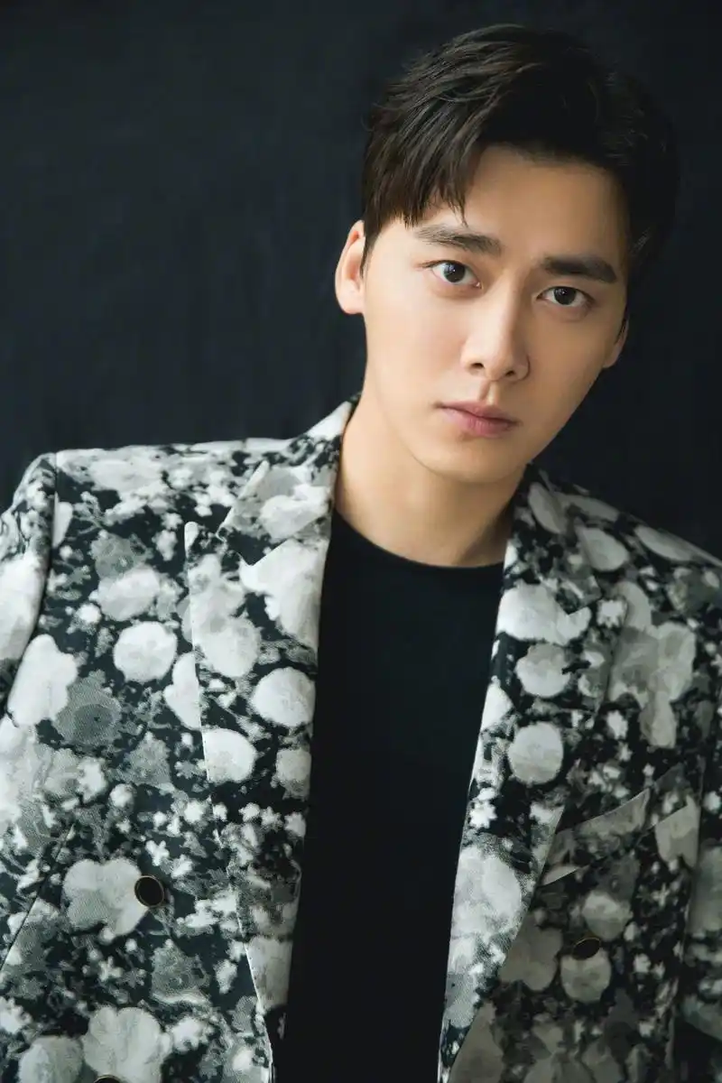 今日份的李易峰,以策展人身份亮相dream visit个人空间展开幕式,花