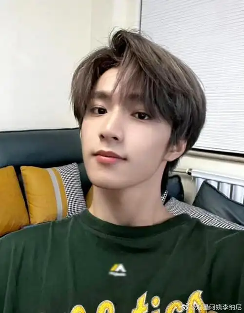 绿色短袖#刘耀文绿色短袖造型96日常被小耀狠狠帅到对我的眼睛很好!