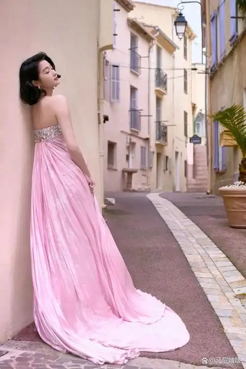 关晓彤一袭粉色抹胸高开叉长裙亮相戛纳红毯,裙衩开到大腿根