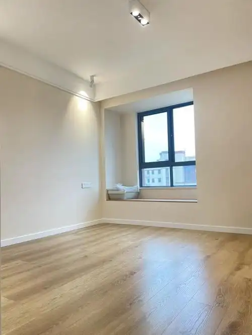 等我有房了,墙面不会刷白色,看看她家的新房,简单还很美观!