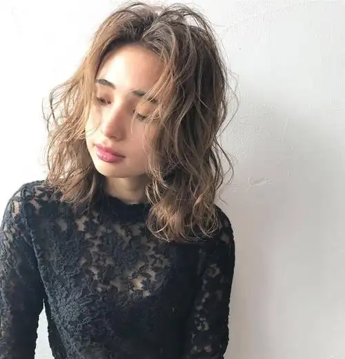 6款时尚又减龄的卷发发型充满空气感很显气质