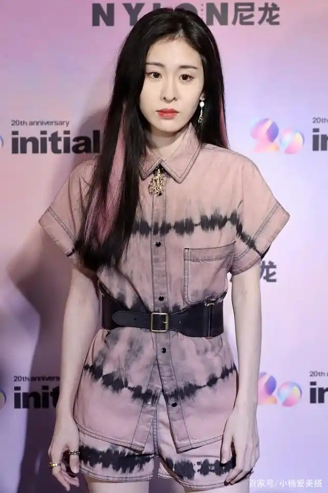 张碧晨也太瘦了点,穿着收腰的牛仔衣勒出"沙漏"身材,但不难受