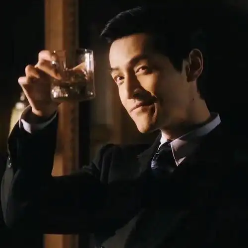 王家卫在繁花片场提点胡歌,希望他演阿宝时,找到演李逍遥的感觉