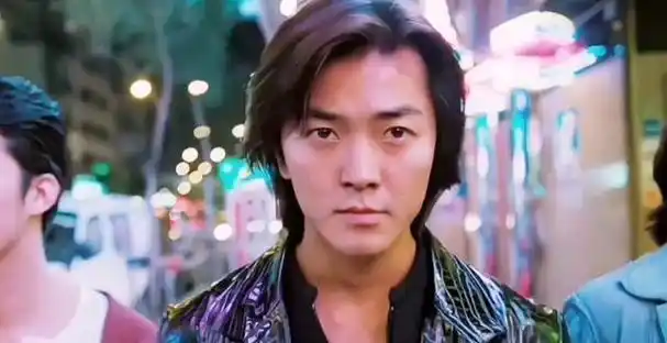 这电影越受欢迎,郑伊健心里反而越不安,因为这系列电影对未成年人的