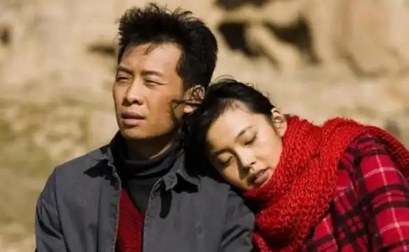 张译早早准备好礼物,收拾得非常帅气,然后就去了女友家,打算商量一下