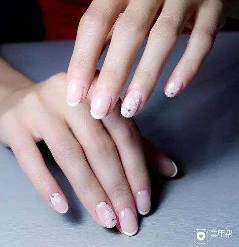 圆形白色法式手绘花朵简约新娘上班族上班族专题美甲图片