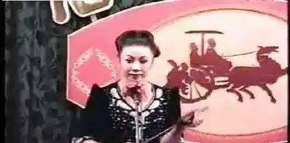 14岁时,王惠就在天津举办过个人专场,表演京韵大鼓,然后就在艺曲圈崭