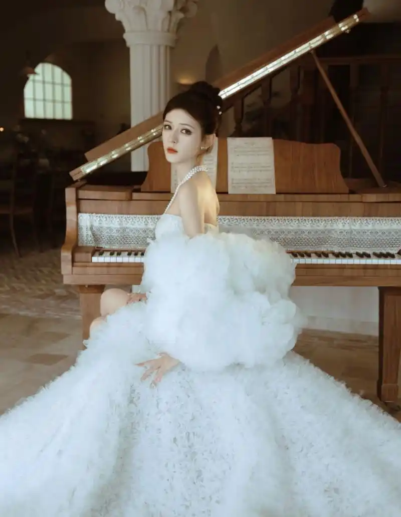 张予曦一袭白色礼服仙气飘飘,整体造型美轮美奂,妆容精美,优雅迷人.