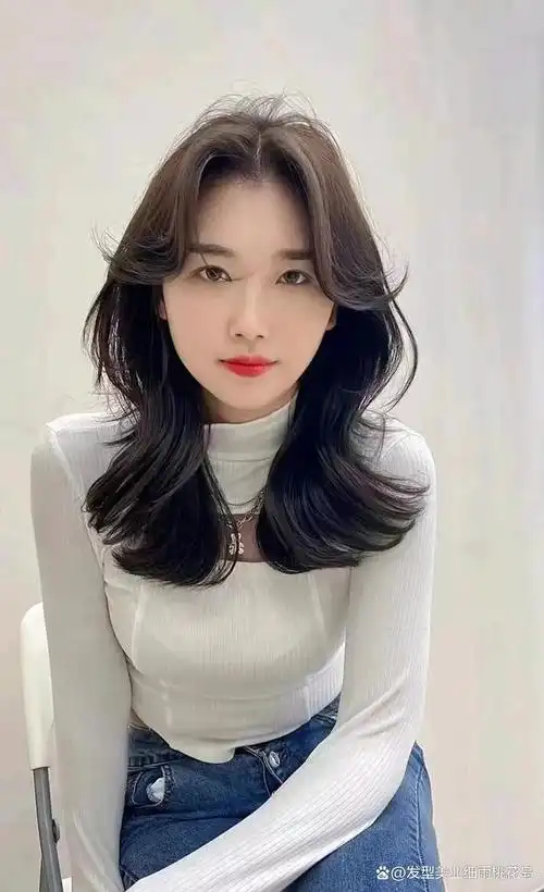 留长发,扎发或者短发清爽又不闷热,飒气锁骨发搭配侧分刘海或者中分