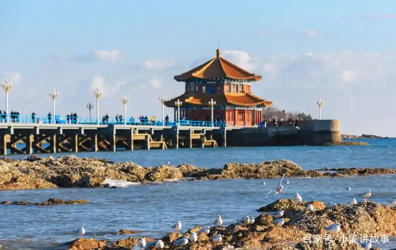 青岛海滨风景区的景点之一,栈桥,推荐你去