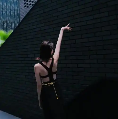 高圆圆在成都拍了美照,背影照暴露了一件事