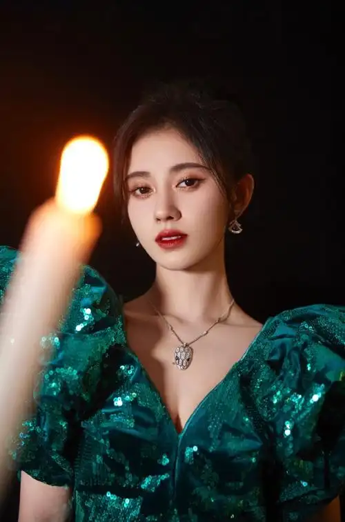 温婉曼妙,与@鞠婧祎相约2020#微博之夜#,为璀璨盛典增色