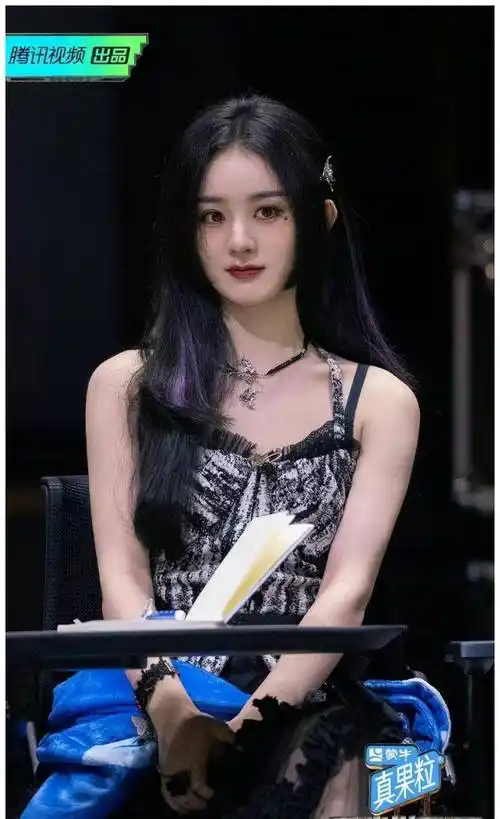 赵丽颖的综艺造型封神了,穿黑色小香风吊带配公主切发型,太潮了_服装