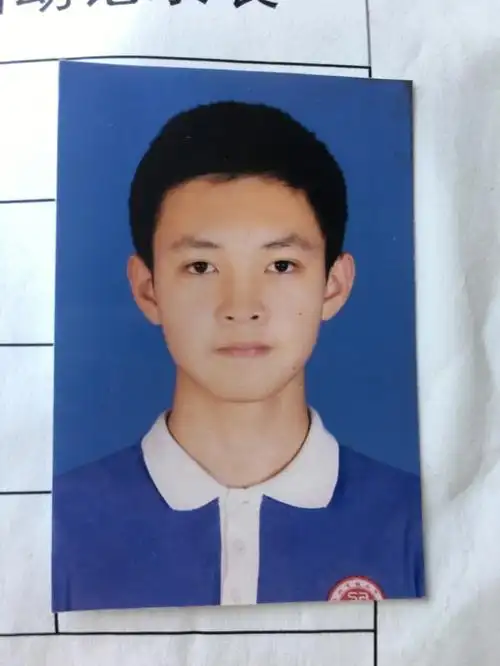 初中的照片,第一张是身份证的照片