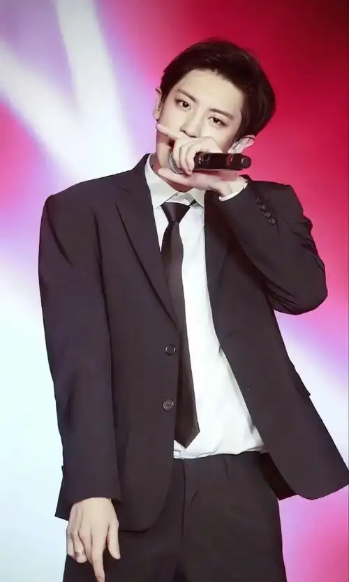 穿西装的#朴灿烈#拜托很难拒绝哎