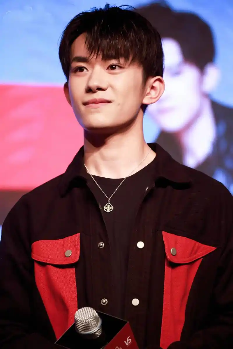 易烊千玺上海出席品牌活动直言胖虎不时尚摆三连拍动作萌帅可爱