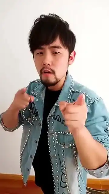 小伙模仿周杰伦,相似度极高,第一眼真是真假难辨啊