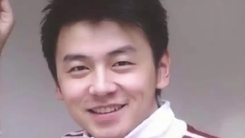 都说沈腾年轻时长的帅看到年轻时的雷佳音才知啥叫校草