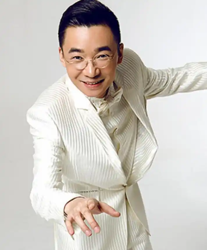 央视主持人高博:事业爱情双丰收,一家三口其乐融融 高博,这个名字对于