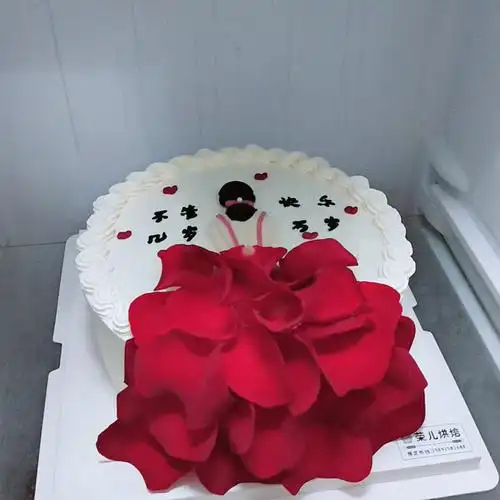 背影女神蛋糕98#背影女神 #玫瑰花瓣 #不管几岁快乐万岁 #翻糖背影