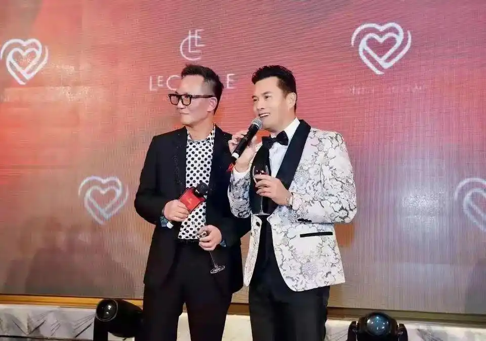 生日晚宴上的周正毅,依然穿着时尚,身材清瘦,没有半点发福迹象,也不见