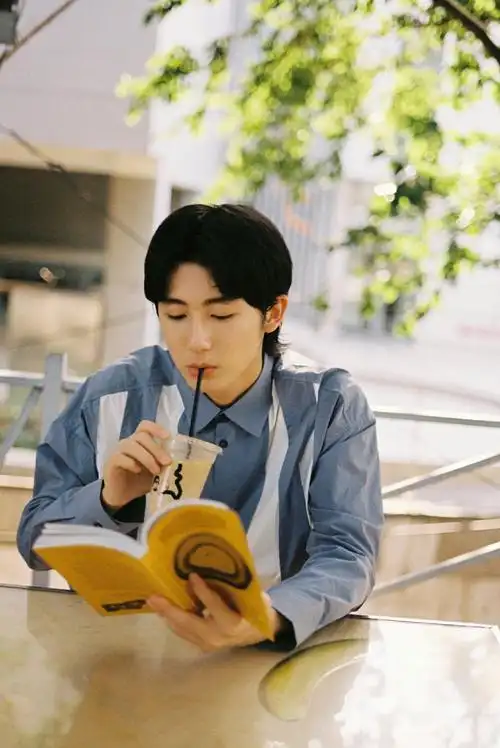 青年演员郝富申蓝白衬衫写真曝光