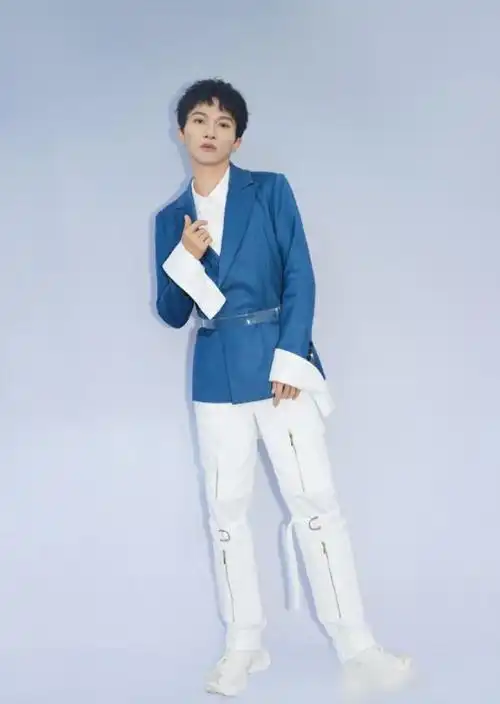 周深为显腿长拼了拿透明胶当腰带不料贼时髦