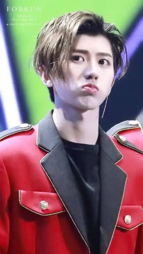 嘟嘟嘴 好可爱 想一口亲上去@蔡徐坤#蔡徐坤#|#蔡徐坤avia全球品牌