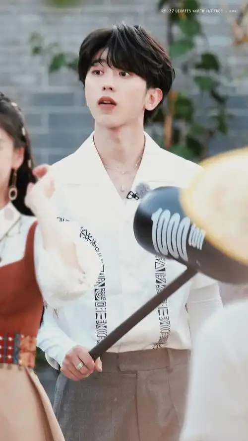 奔跑吧蔡徐坤##坤 做新疆女婿西瓜管够#小可爱@蔡徐坤