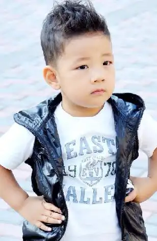 石头妈妈李燃在微博发布了一组石头小时候的萌照,李燃在微博上写到