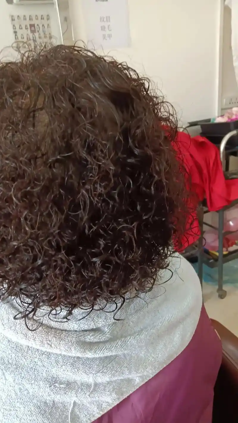 港风羊毛卷造型图片 七十岁的老人,头发稀少烫出来的效果 - 抖音