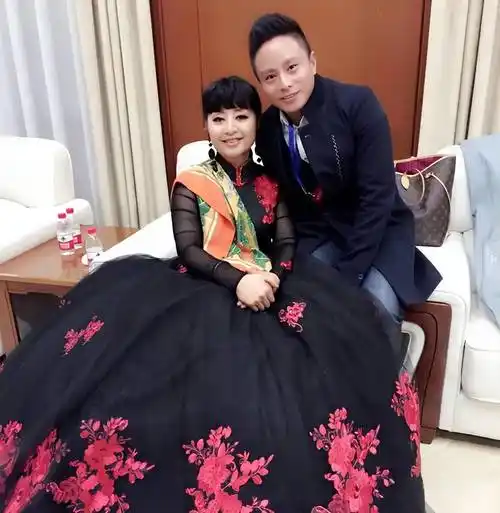 殷秀梅现身活动,一样的发型不变的大蓬裙,却被夸歌美衣服端庄_裙子