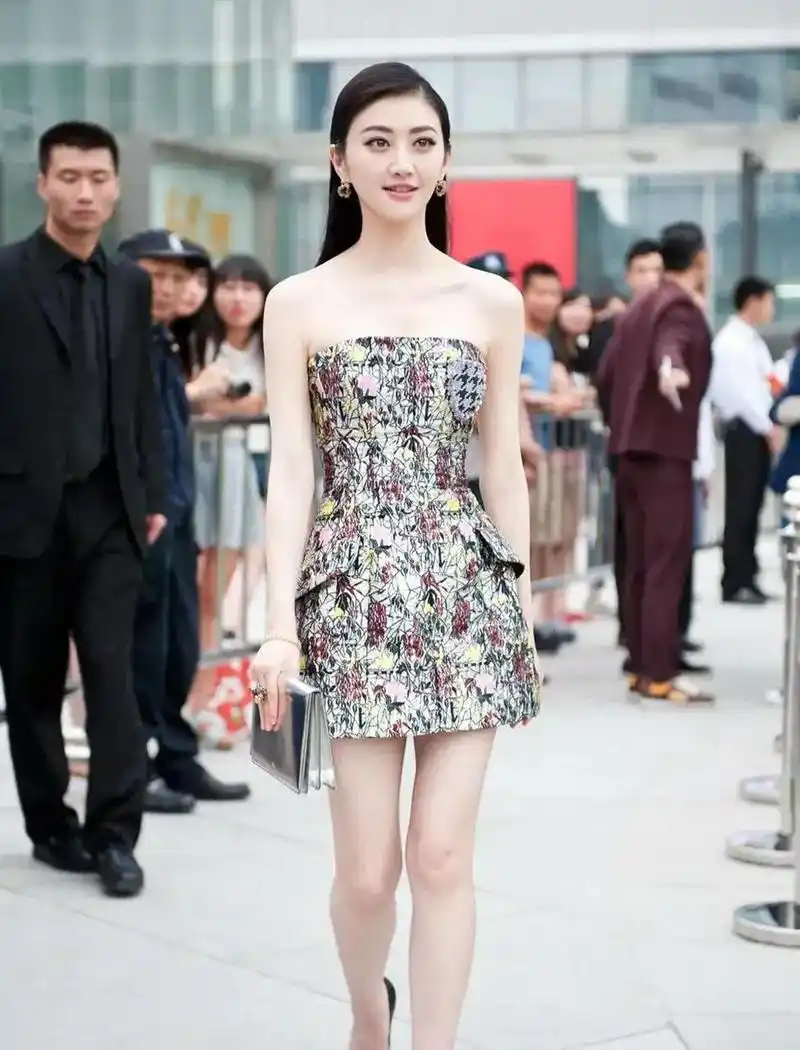 景甜碎花抹胸短裙,皮肤白皙,清纯可爱,人间富贵花.