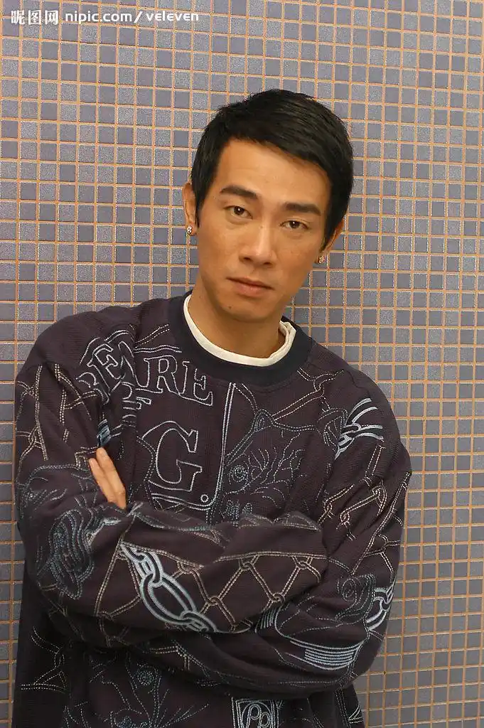 同样是求婚,周杰伦用烟花,陈晓包下游艇,而陈小春让人意料之外