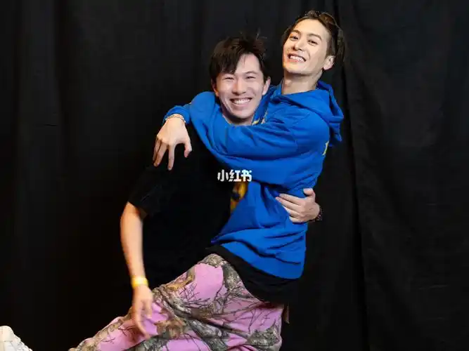 和王嘉尔合照啦右滑他怎么比我还激动