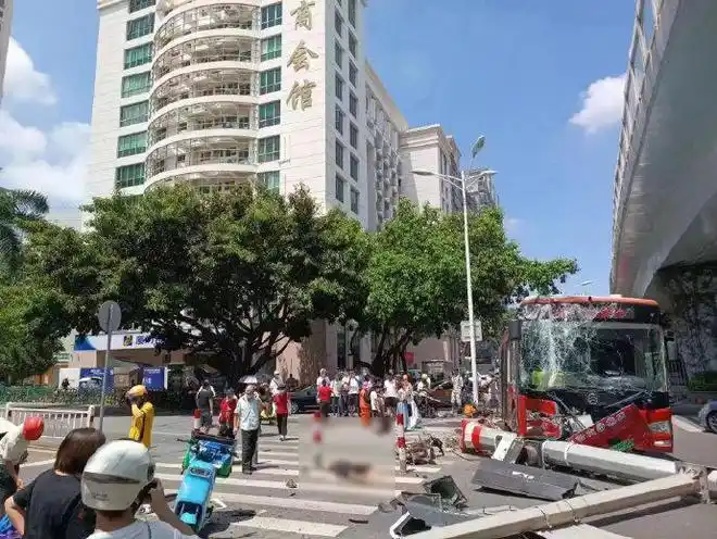 厦门公交车冲上人行道致6人受伤 厦门公交车失控事件原因后续 - 行业