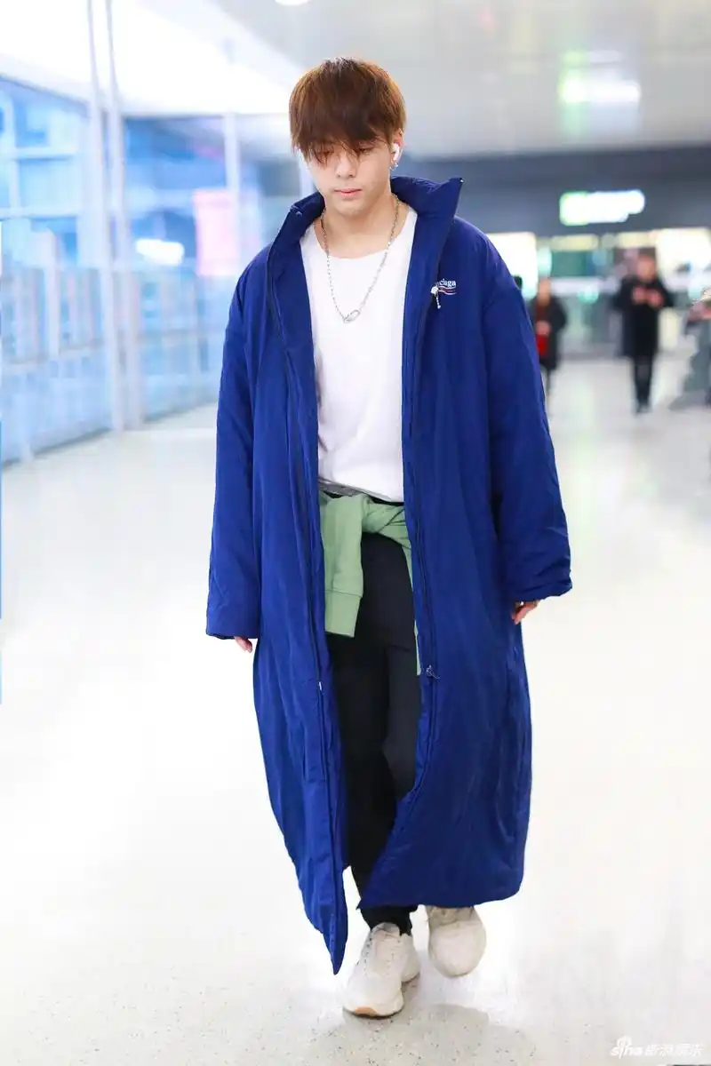 曾舜晞蓝袍加身似偷穿大人衣裳 顺毛刘海尽显反差萌