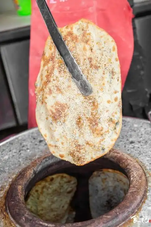 脆到掉渣!卡在襄阳人民广场街角的公安锅盔,皮竟然比馅还好吃