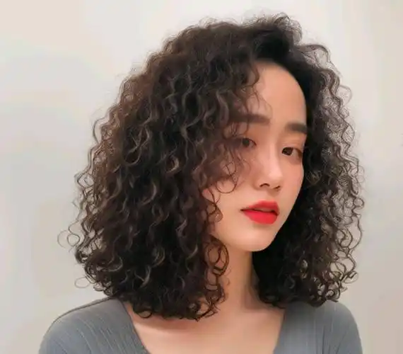 冬天发型不论怎么烫,最美还是羊毛卷全头烫,蓬松瘦脸还保暖_头发_卷发